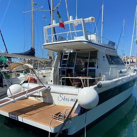 Готель She'S Mine Yacht Катанія Екстер'єр фото